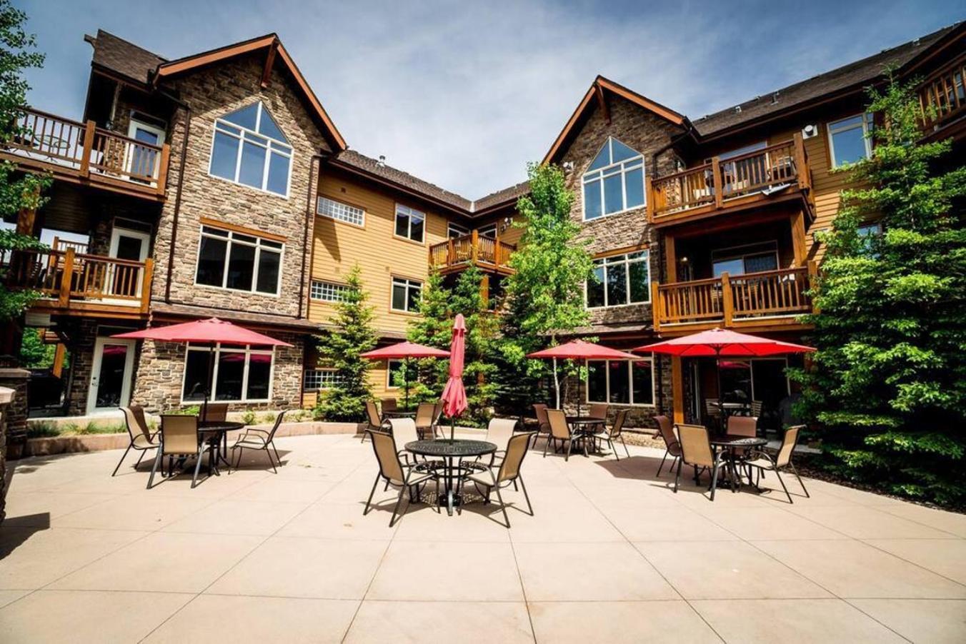 Spacious Penthouse Suite-King Beds-Pool & Hot Tub Canmore Exterior foto