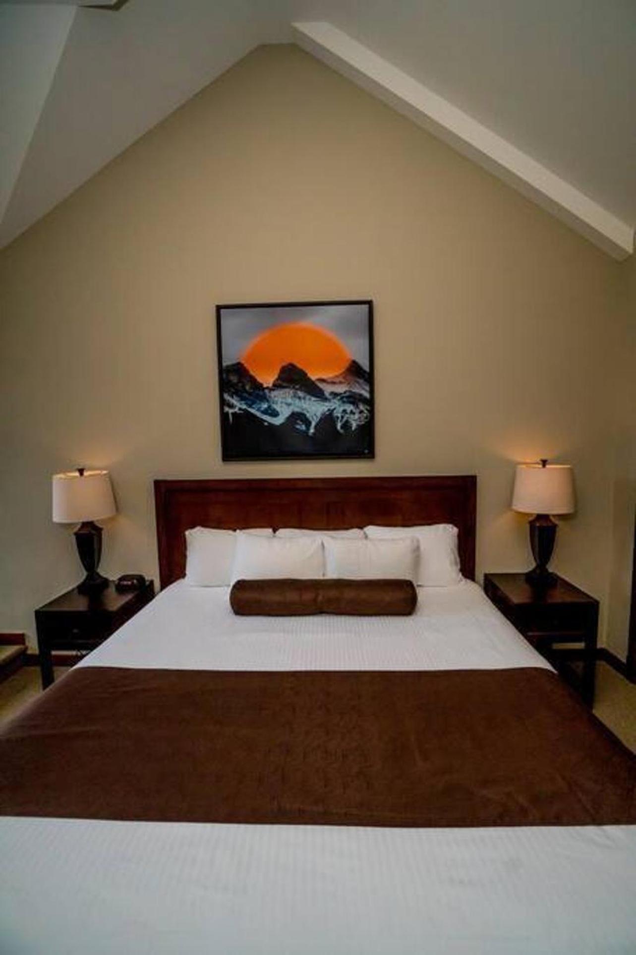 Spacious Penthouse Suite-King Beds-Pool & Hot Tub Canmore Exterior foto
