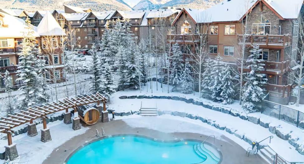 Spacious Penthouse Suite-King Beds-Pool & Hot Tub Canmore Exterior foto