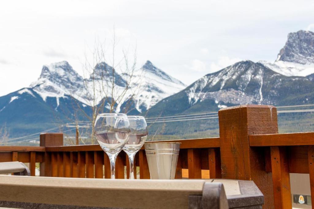 Spacious Penthouse Suite-King Beds-Pool & Hot Tub Canmore Exterior foto